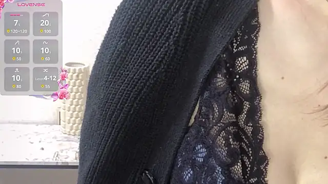 Snapshot of mari_maria chatting on 10.25.25 mari maria online show from 10.25.25