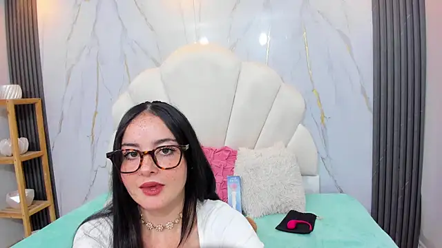 Snapshot of Ashleypetit chatting on 10.18.25 Ashleypetit online show from 10.18.25