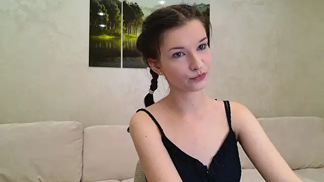 Snapshot of sweet_strawber chatting on 09.14.25 sweet strawber online show from 09.14.25