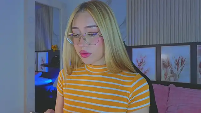 Snapshot of tokyoluu chatting on 10.03.25 tokyoluu online show from 10.03.25