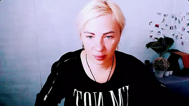 Snapshot of EmmaCat_ chatting on 06.01.26 EmmaCat online show from 06.01.26
