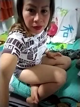 LaraCaliente online show from 11.21.25