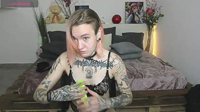 Snapshot of MonikaLowww chatting on 09.22.25 MonikaLowww online show from 09.22.25