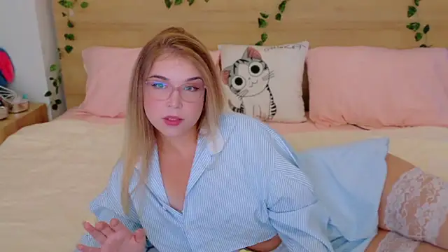 Lilith Bonheur online show from 11.23.25