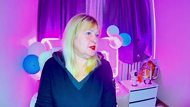 Snapshot of EmmaEllison chatting on 09.29.25 EmmaEllison online show from 09.29.25