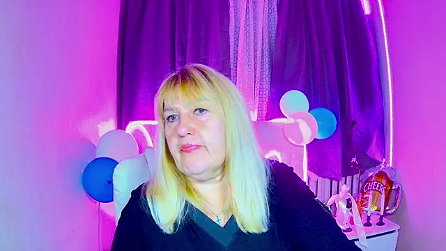 Snapshot of EmmaEllison chatting on 09.30.25 EmmaEllison online show from 09.30.25