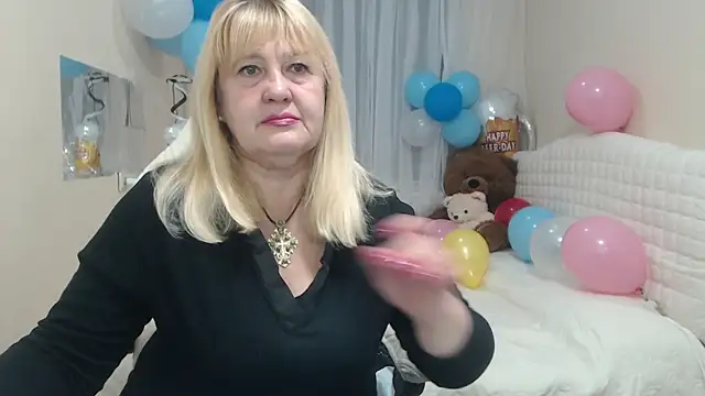 Snapshot of EmmaEllison chatting on 10.03.25 EmmaEllison online show from 10.03.25