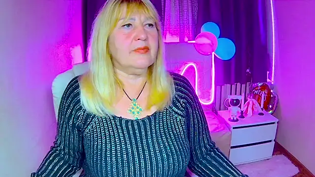 Snapshot of EmmaEllison chatting on 10.07.25 EmmaEllison online show from 10.07.25