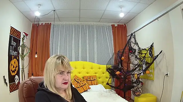 Snapshot of EmmaEllison chatting on 10.17.25 EmmaEllison online show from 10.17.25