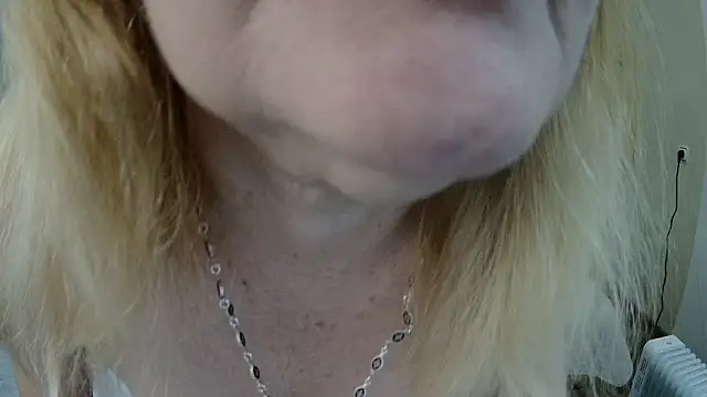 Snapshot of EmmaEllison chatting on 02.12.26 EmmaEllison online show from 02.12.26