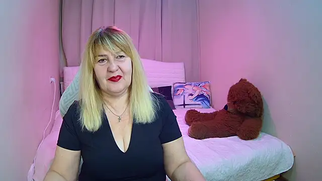 Snapshot of EmmaEllison chatting on 02.17.26 EmmaEllison online show from 02.17.26