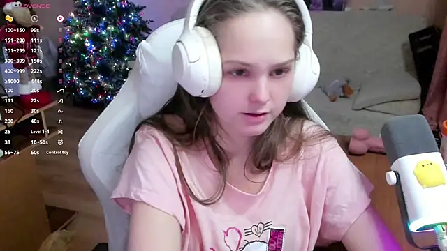 Snapshot of SharybbFace chatting on 12.20.25 SharybbFace online show from 12.20.25