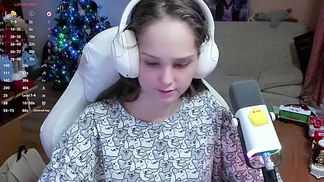 Snapshot of SharybbFace chatting on 12.22.25 SharybbFace online show from 12.22.25