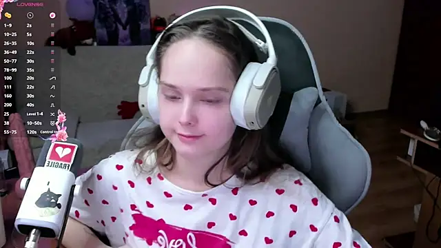 Snapshot of SharybbFace chatting on 02.18.26 SharybbFace online show from 02.18.26