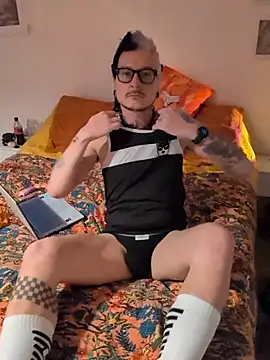 Snapshot of cruiserpup chatting on 11.10.25 cruiserpup online show from 11.10.25