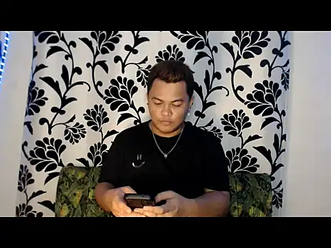 Snapshot of Gayasianzowe chatting on 10.01.25 Gayasianzowe online show from 10.01.25