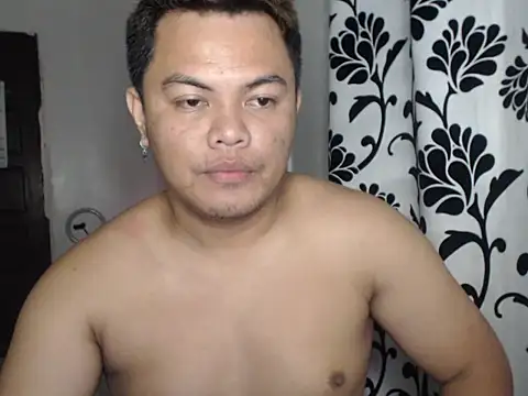 Snapshot of Gayasianzowe chatting on 10.08.25 Gayasianzowe online show from 10.08.25