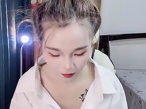 Snapshot of W-Sunflower chatting on 10.31.25 W-Sunflower online show from 10.31.25