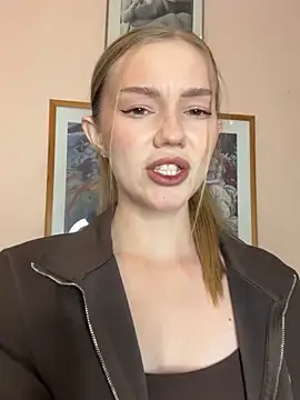 MilaMoone online show from 12.05.25