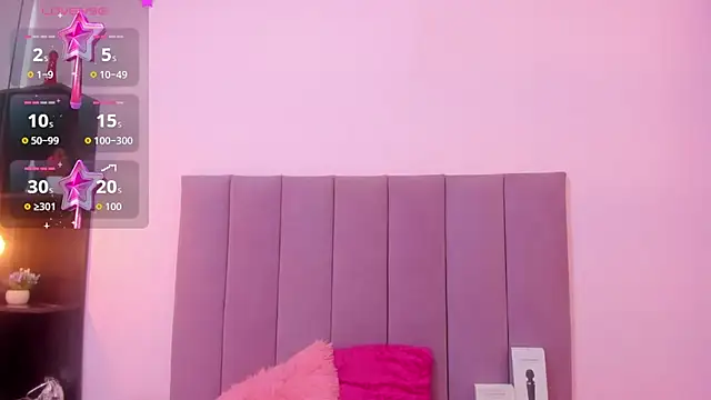 HoollyHendrix online show from 10.15.25