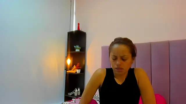 HoollyHendrix online show from 11.28.25