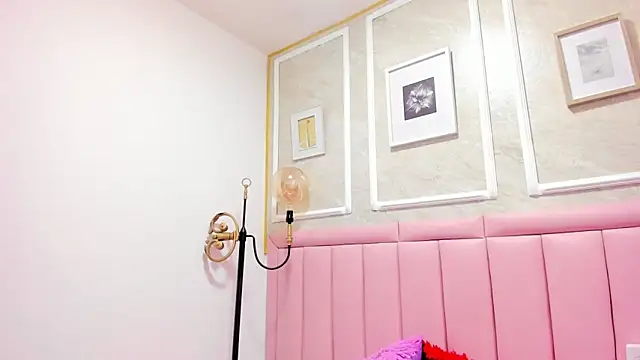 HoollyHendrix online show from 12.02.25