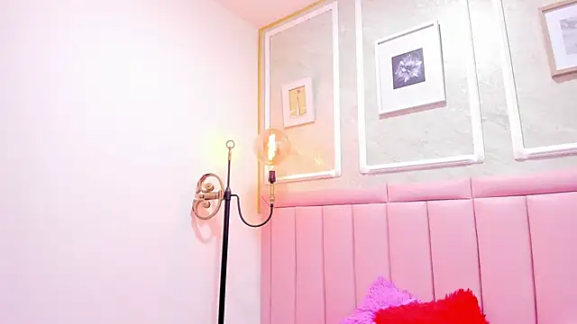 HoollyHendrix online show from 12.04.25