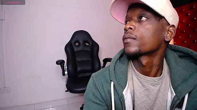 Snapshot of SkylerBigxxx chatting on 09.25.25 SkylerBigxxx online show from 09.25.25