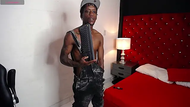 Snapshot of SkylerBigxxx chatting on 10.04.25 SkylerBigxxx online show from 10.04.25