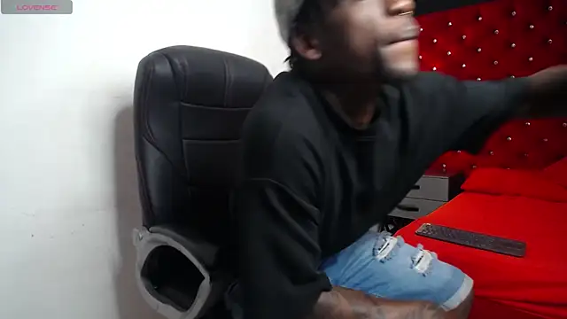 Snapshot of SkylerBigxxx chatting on 10.31.25 SkylerBigxxx online show from 10.31.25