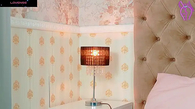 CoraVex online show from 10.04.25