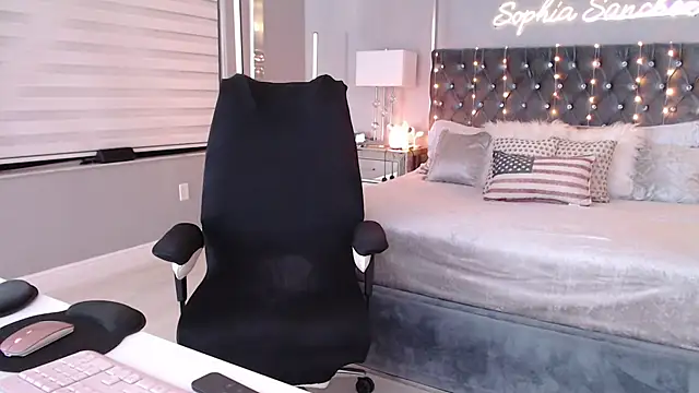 Snapshot of theofficialsophiasanchez chatting on 05.17.26 theofficialsophiasanchez online show from 05.17.26