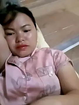 emly-xinh18 online show from 10.31.25