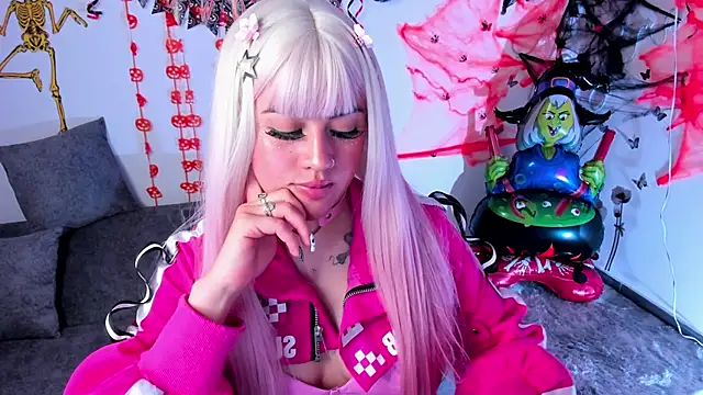 Snapshot of lilielou_ chatting on 10.29.25 lilielou online show from 10.29.25