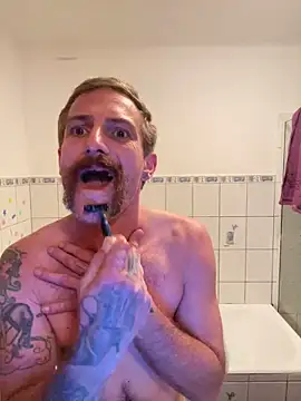 Snapshot of Rrzztt chatting on 11.04.25 Rrzztt online show from 11.04.25