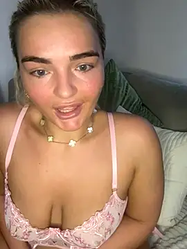 Snapshot of BelleXx chatting on 09.21.25 BelleXx online show from 09.21.25