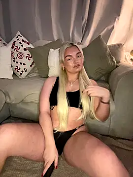 Snapshot of BelleXx chatting on 11.16.25 BelleXx online show from 11.16.25