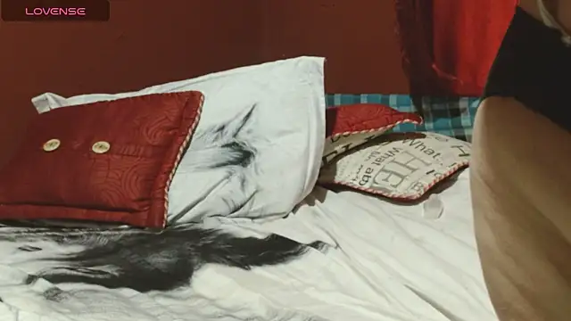 Snapshot of Sasharosee2 chatting on 10.28.25 Sasharosee2 online show from 10.28.25