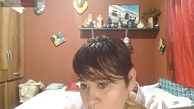 Snapshot of Sasharosee2 chatting on 10.31.25 Sasharosee2 online show from 10.31.25