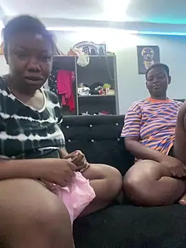 Snapshot of Daavikolovivi chatting on 11.18.25 Daavikolovivi online show from 11.18.25