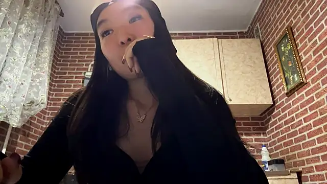 Snapshot of EmmaLeexth chatting on 09.25.25 EmmaLeexth online show from 09.25.25