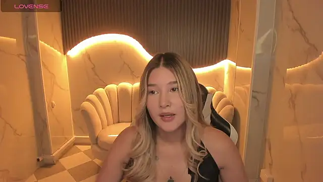 Emma1 b  online show from 10.15.25