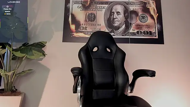 Snapshot of chrizmacgregor chatting on 10.28.25 chrizmacgregor online show from 10.28.25