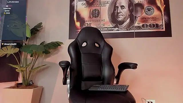 Snapshot of chrizmacgregor chatting on 12.04.25 chrizmacgregor online show from 12.04.25