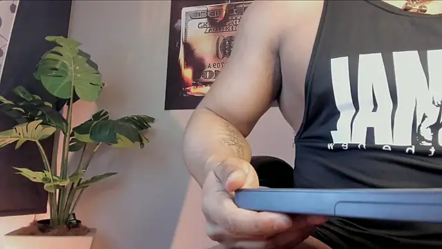 Snapshot of chrizmacgregor chatting on 12.16.25 chrizmacgregor online show from 12.16.25