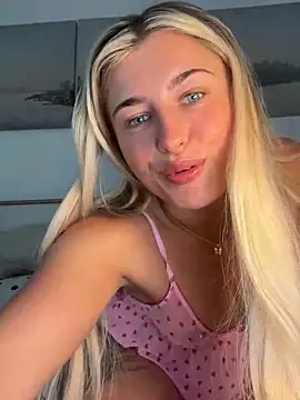 Snapshot of BabyBluexox chatting on 05.19.26 BabyBluexox online show from 05.19.26