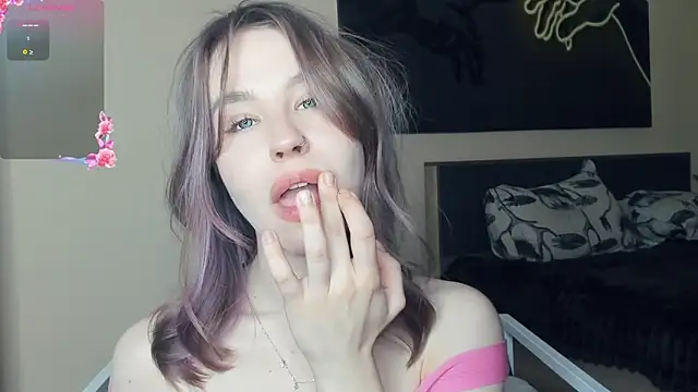 Snapshot of MaliaBourraine chatting on 06.19.26 MaliaBourraine online show from 06.19.26
