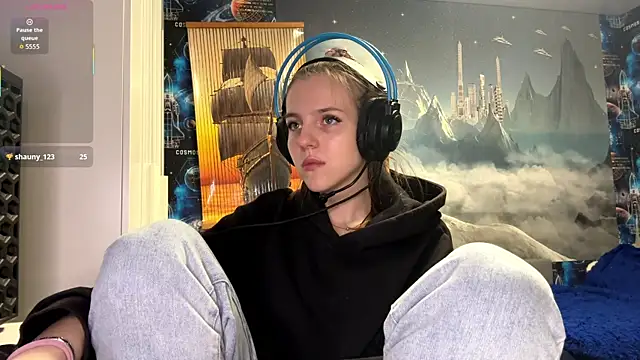 Elira Breeze online show from 12.18.25