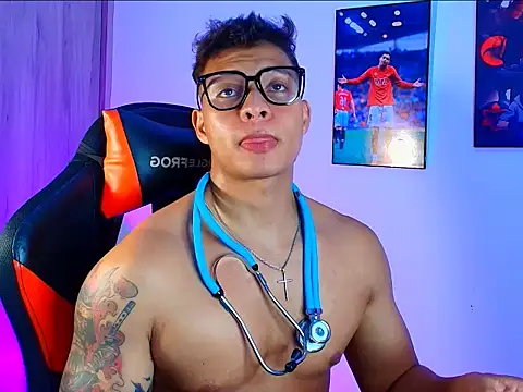 Snapshot of evan_greey chatting on 11.03.25 evan greey online show from 11.03.25