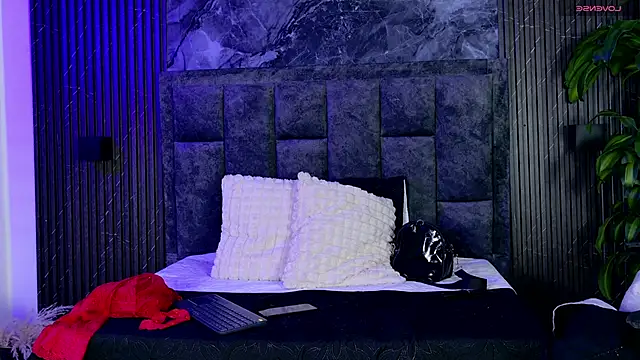 Snapshot of Suzie_cox chatting on 10.17.25 Suzie cox online show from 10.17.25